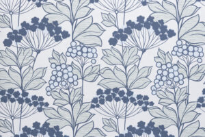 Soili 5446-1 Tapetissa on vaaleansinisiä marjoja, tummansinisiä kukkia ja vaaleanvihreitä lehtiä valkoisella pohjalla.