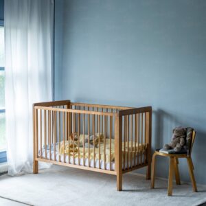 Tapetin sävy on vaaleansininen, kohokuviointi on valkoisella silkkipainatuksella ja taustalla on hentoja, päivänvalossa kauniisti kimmeltäviä aaltoja. 