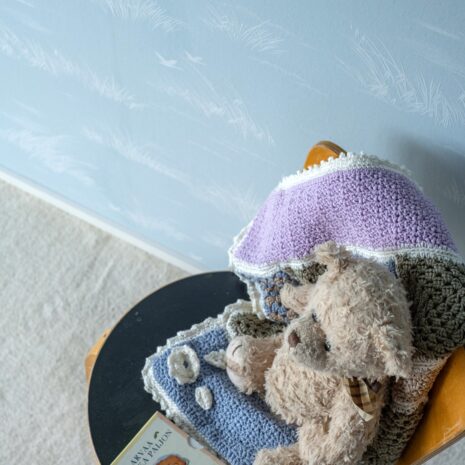 Emma 4 Tapetin sävy on vaaleansininen, kohokuviointi on valkoisella silkkipainatuksella ja taustalla on hentoja, päivänvalossa kauniisti kimmeltäviä aaltoja.