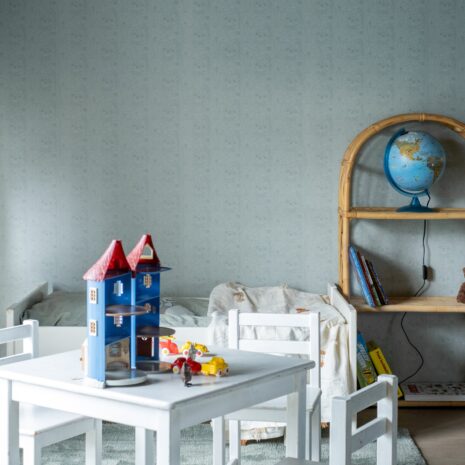 Tapetissa on lumpeita, kukkia ja kasveja vaaleanvihreässä sävyssä.