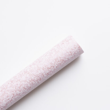 Charlotte rulla Vaaleanpunainen tapetti, jossa on kimmeltävä tausta ja vaalea tekstuuri.