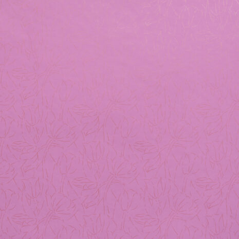 Johanna Pinkki tausta kimmeltävällä oranssilla kukkakuviolla.