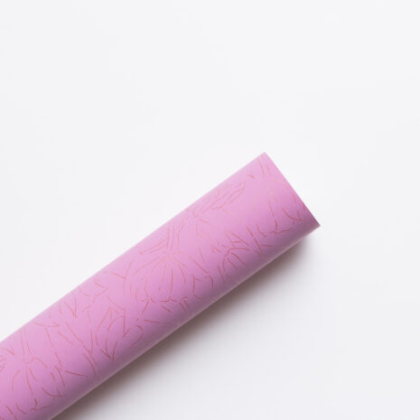 Johanna rulla Pinkki tapetti, jossa on oranssi, kimmeltävä kukkakuvio.