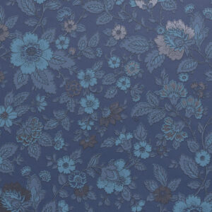 Tapetissa on tummia, petroolin- ja harmaansinisen sävyisiä kukkia tummansinisellä taustalla.
