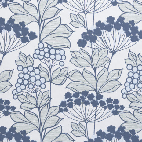 Soili 1 Soili Tapetissa on vaaleansinisiä marjoja, tummansinisiä kukkia ja vaaleanvihreitä lehtiä valkoisella pohjalla.