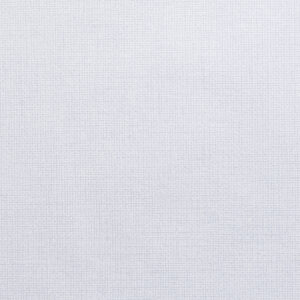 Tapetti on sävyltään utuisen harmaansininen ja tekstuuripinta on valkoinen.